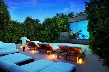 Regardez un bon film au cinma en plein air de l'htel